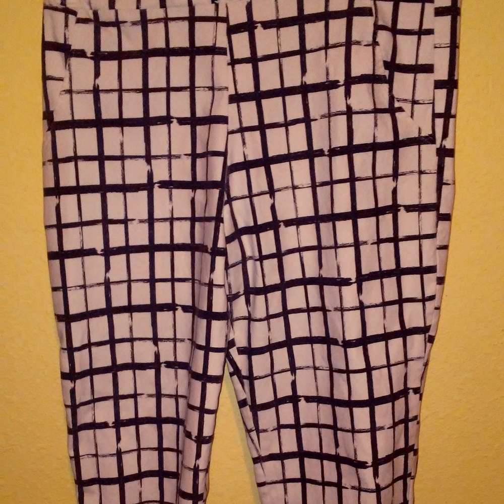 womans graphic capri pants size 1x
